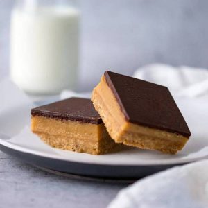 Caramel cake slice